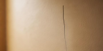 家里墙体裂了物业管吗？